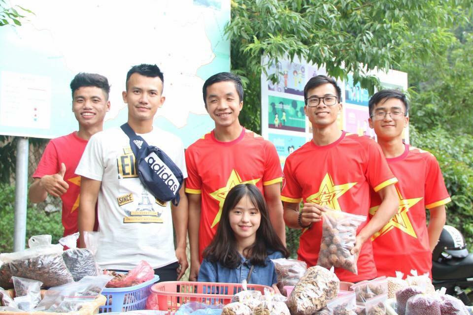 Với mái tóc đen dài ngang vai và khuôn mặt bầu bĩnh, cô bạn khiến người ta dễ liên tưởng đến "cô bé hàng xóm" hay "cô bạn cùng bàn" mà ai cũng quý mến.