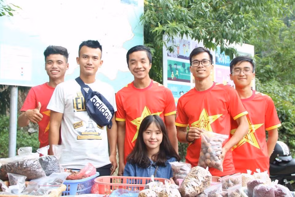 Với mái tóc đen dài ngang vai và khuôn mặt bầu bĩnh, cô bạn khiến người ta dễ liên tưởng đến "cô bé hàng xóm" hay "cô bạn cùng bàn" mà ai cũng quý mến.