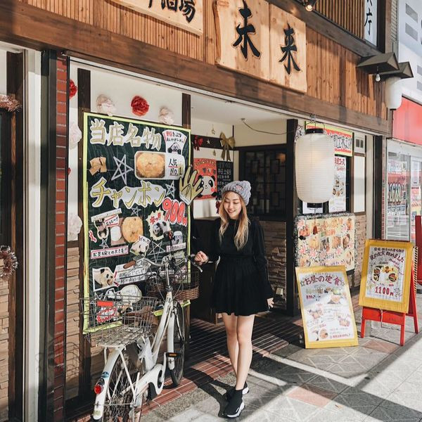 Ngoài gương mặt đẹp, thân hình gọn gàng, Nguyễn Hằng còn gây ấn tượng bởi mái tóc nhuộm vàng rất sành điệu và thu hút.