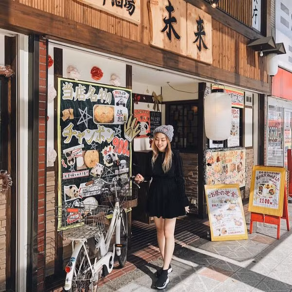 Ngoài gương mặt đẹp, thân hình gọn gàng, Nguyễn Hằng còn gây ấn tượng bởi mái tóc nhuộm vàng rất sành điệu và thu hút.