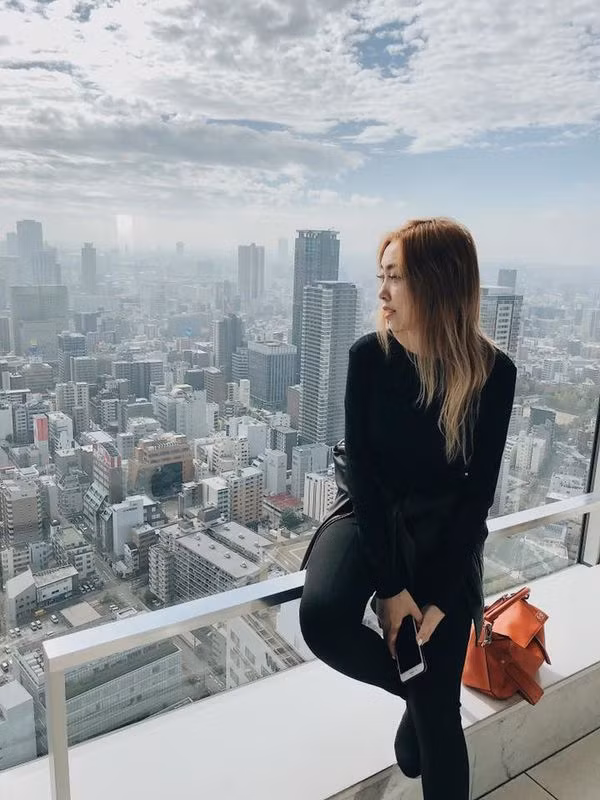 Cuộc sống sang chảnh với những món đồ hiệu của Nguyễn Hằng cũng khiến nhiều người phải ghen tị.