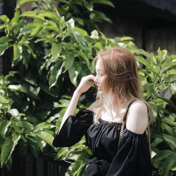 Góc nghiêng thần thánh của Nguyễn Hằng được đăng tải trên trang cá nhân và thu hút bình luận của fan.