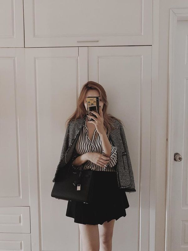 Mặc dù rất kín tiếng trên trang cá nhân, nhưng qua những bức ảnh hiếm hoi cô đăng tải, có thể thấy Nguyễn Hằng là một cô nàng yêu nghệ thuật, có học thức và yêu thích hàng hiệu.