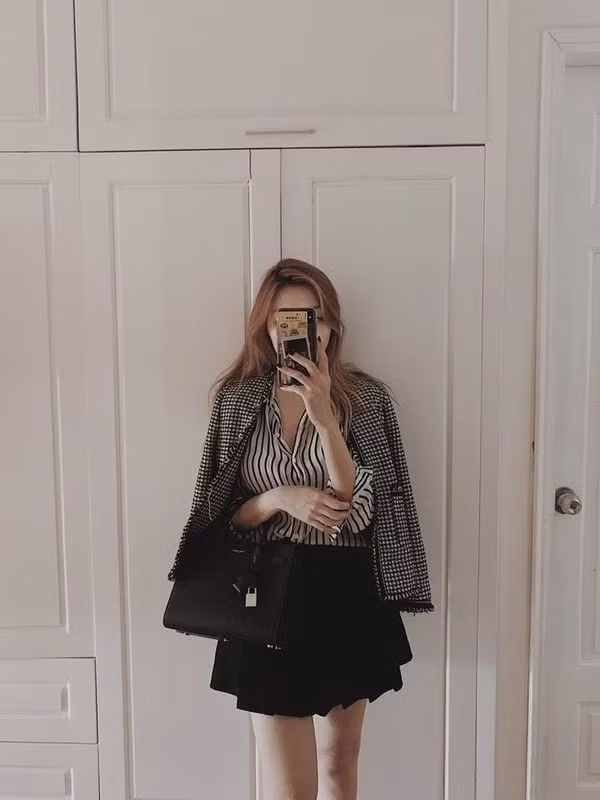 Mặc dù rất kín tiếng trên trang cá nhân, nhưng qua những bức ảnh hiếm hoi cô đăng tải, có thể thấy Nguyễn Hằng là một cô nàng yêu nghệ thuật, có học thức và yêu thích hàng hiệu.