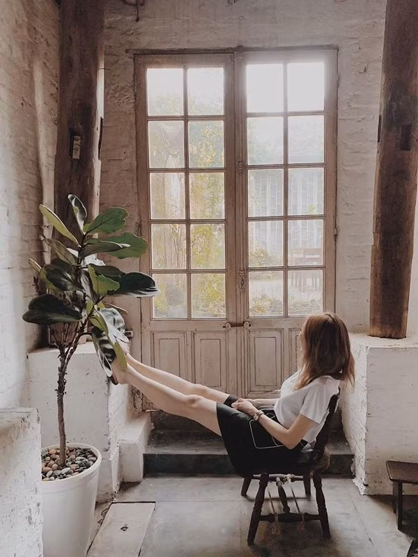 Nhiều người sẽ tò mò rằng, người yêu Hoàng tử Indie Việt - Thái Vũ là? xin thưa rằng đó là Nguyễn Hằng (28 tuổi), ái nữ của Nga Dior - một cái tên đình đám trong làng thời trang hàng hiệu Việt Nam.