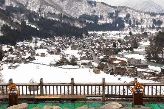 Địa điểm trên cao thuận tiện cho việc nhìn ngắm ngôi làng cổ có hàng trăm năm tuổi tại Nhật Bản.