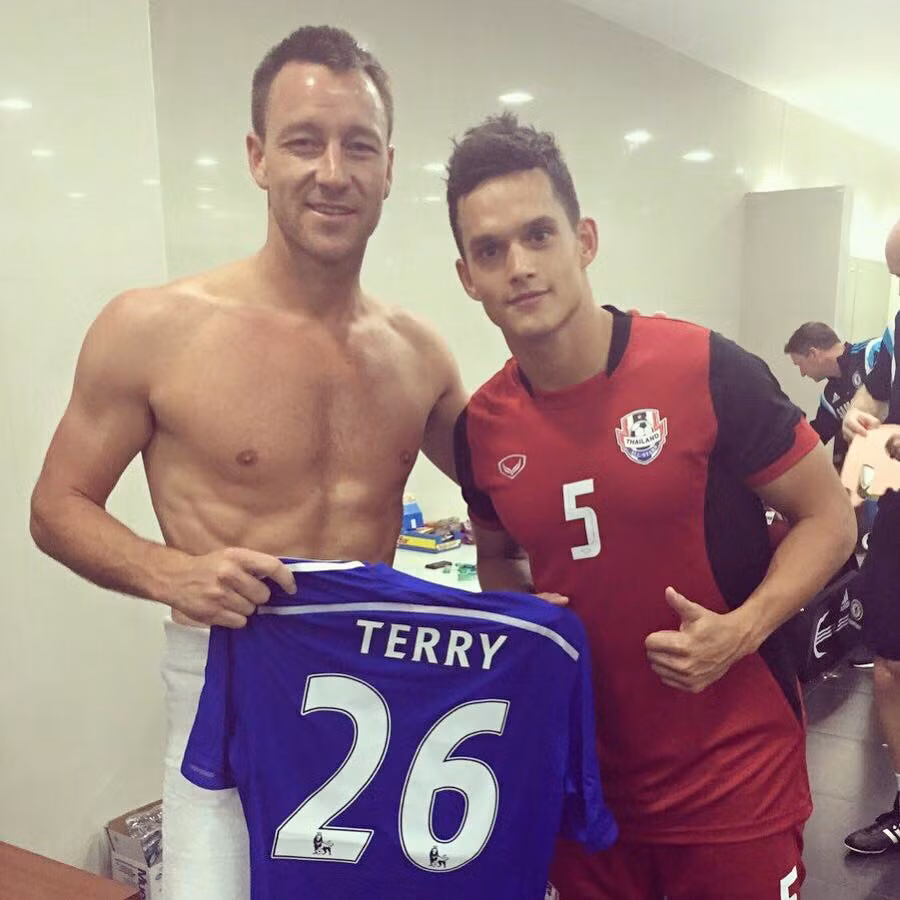 Hậu vệ này từng là thành viên của đội trẻ Cardiff City, rồi kinh qua một vài CLB của xứ Wales trước khi trở về quê hương Thái Lan khoác áo Muangthong United vào năm 2009.