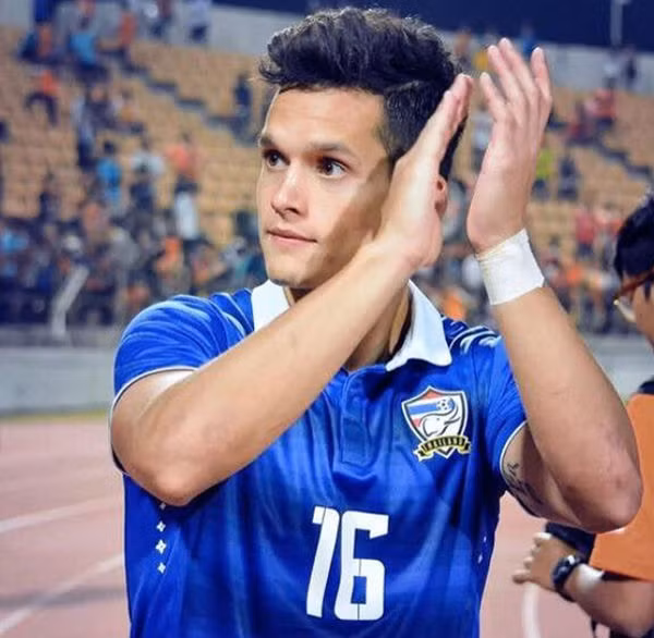 Với tài năng của mình, Mika Chunuonsee được HLV Kiatisuk trọng dụng trong đội hình mà ông gây dựng cho nền bóng đá Thái.