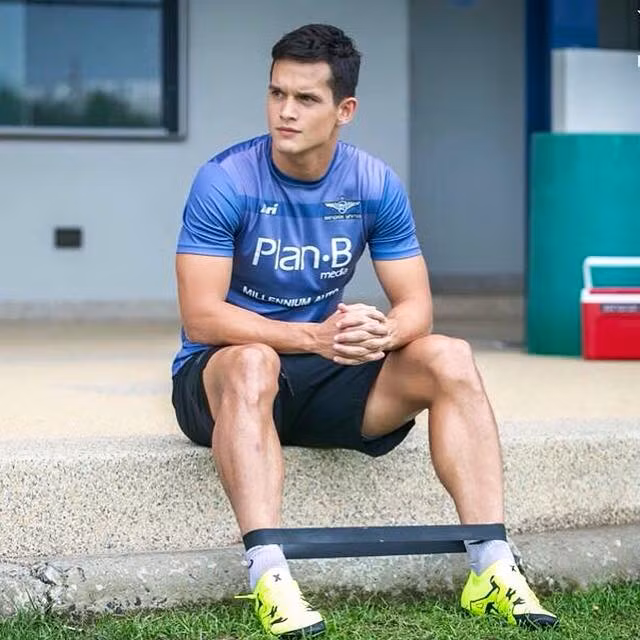 Mika Chunuonsee sinh năm 1989 tại xứ Wales, nhưng bố mẹ anh đều là người Thái Lan.