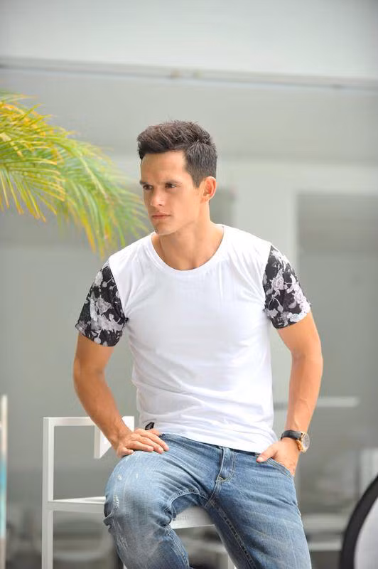 Theo tiết lộ của cầu thủ sinh năm 1989 này thì vị hôn thê của anh có tên là có tên Anya Rogers, một nữ diễn viên nổi tiếng tại Thái Lan.