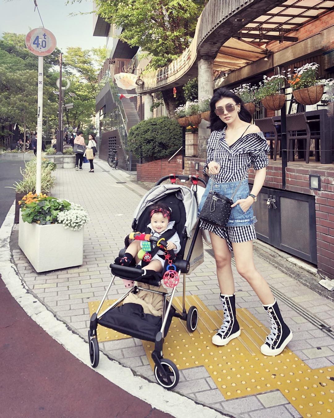 Câu chuyện về những người đẹp, hoa hậu được cái đại gia để ý và sau đó trở thành bà mẹ đơn thân xảy ra hàng ngày trong làng nghệ thuật thế giới. Tuy vậy mỗi người lại có một số phận khác nhau, không ít người may mắn có được cuộc sống viên mãn như mỹ nữ Đài Loan tên Tiền Soái Quân.