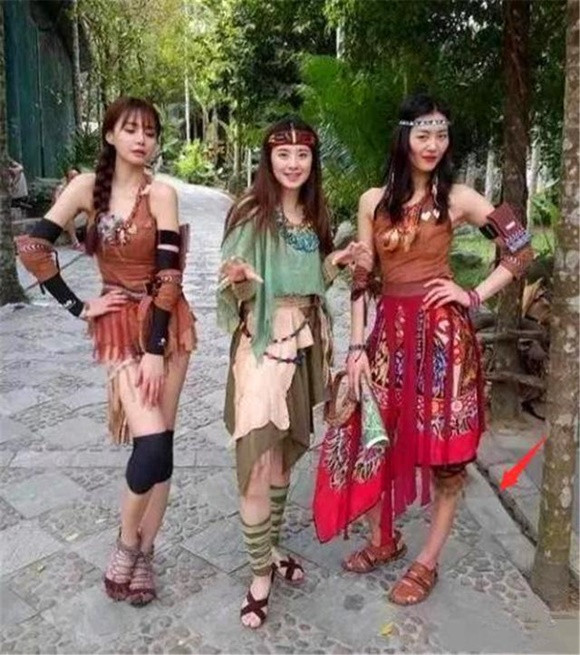 Phần mềm Photoshop biến đôi chân dài thẳng tắp của Liu Wen thành cong veo.