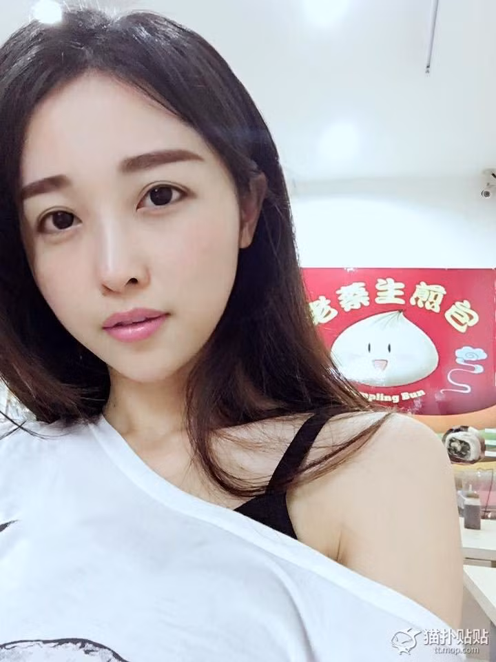 Ngay sau khi bức ảnh được đăng tải, nhiều người đã tìm đến cửa hàng của cô gái bán bánh bao trên không chỉ để thưởng thức món ăn ngon, mà chủ yếu "kiểm tra" nhan sắc của cô chủ quán có thực sự xinh đẹp như trong bức ảnh được lan truyền trên mạng kia.