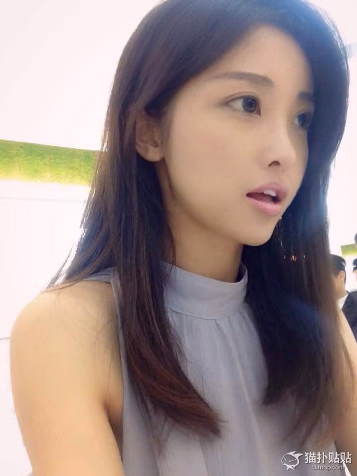 Những chủ quán xung quanh cửa hàng bánh bao này "phàn nàn" rằng, khách của quán chủ yếu là nam giới, họ đến vì nhan sắc xinh đẹp chẳng thua kém gì minh tinh màn bạc của cô chủ xinh đẹp.