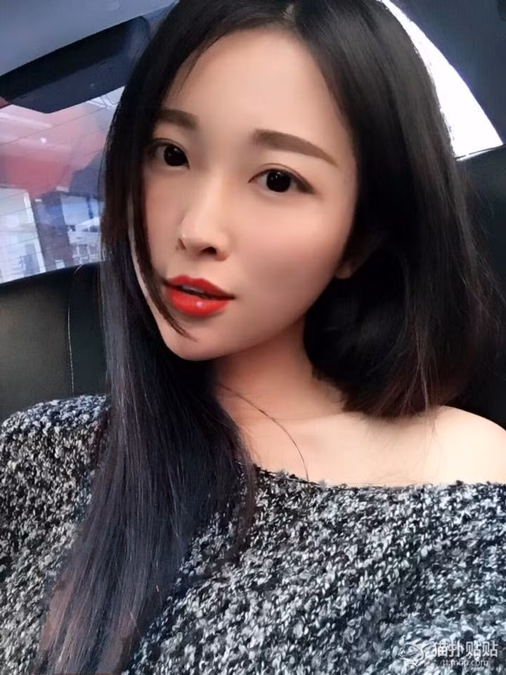 Sở hữu gương mặt V.line thời thượng và đôi mắt to, làn da trắng cô chủ hàng bánh bao khiến nhiều trái tim của cánh mày râu bị đánh gục ngay khi ngắm nhìn.