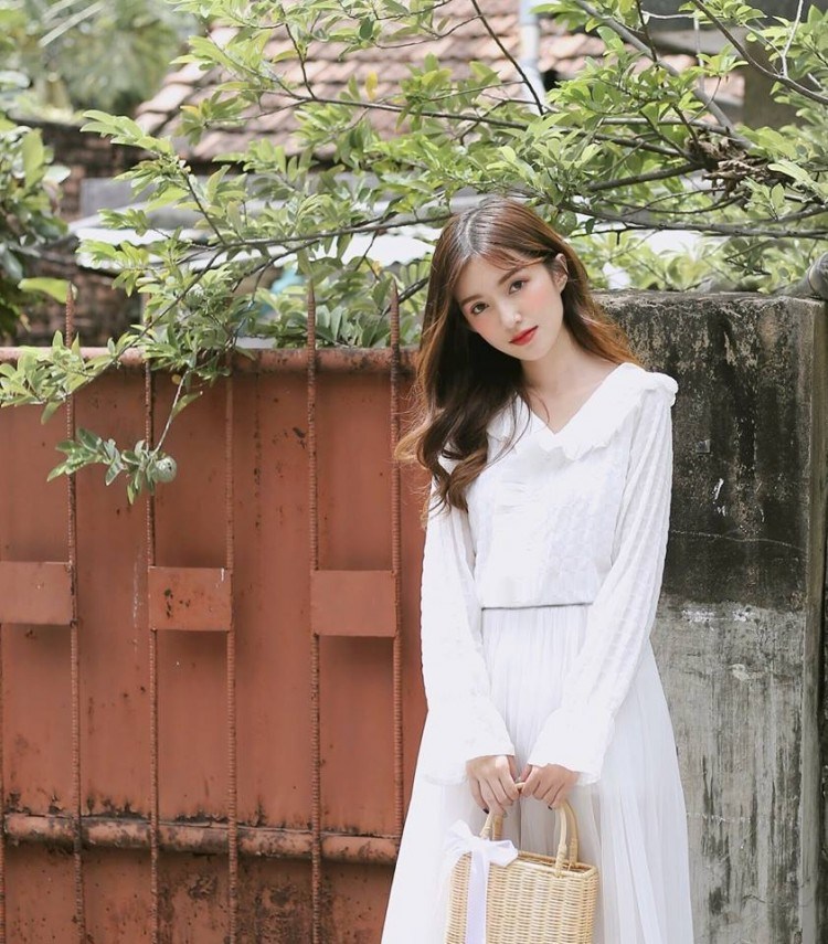 Nhờ nhan sắc nổi bật và số lượng người theo dõi trang cá nhân khá lớn, ngoài thời gian đi học, Mỹ Uyên còn bán hàng online, làm mẫu ảnh và livestream.