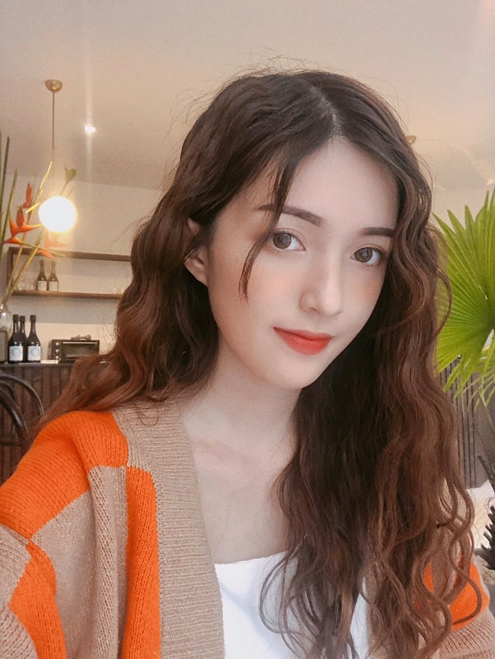 Mỹ Uyên sở hữu nhan sắc vượt trội với gương mặt khả ái, sống mũi cao, nụ cười dễ dàng gây ấn tượng và đặc biệt là nước da trắng nõn nà không tì vết.