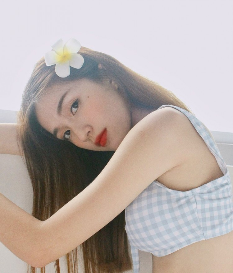 Tấm hình Uyên mặc đồ Hanbook đã khiến nhiều người lầm tưởng cô là con gái Hàn Quốc. Tuy nhiên, cô nàng này đã khẳng định rằng mình là người Việt 100%.