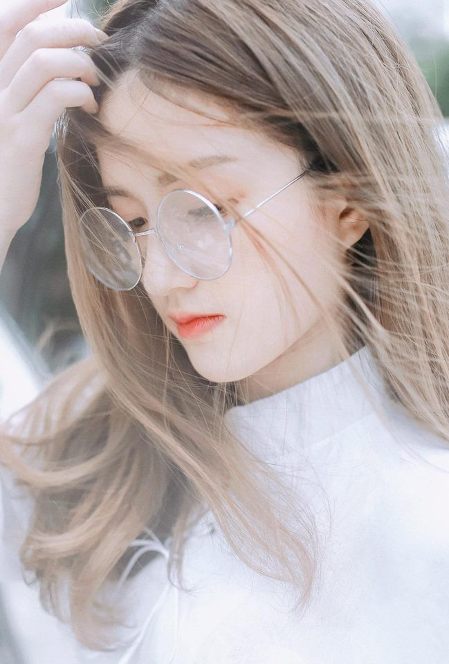 "Hiện tại, em làm khá nhiều việc, thu nhập hàng tháng cũng khá ổn. Em có thể tự chi tiêu, mua sắm, để sổ tiết kiệm và dành một khoản riêng để đi du lịch. Lúc chưa đi làm em cũng ít xài vặt nên không nhớ lần cuối cùng xin tiền ba mẹ là khi nào nữa". nữ sinh ĐH Sài Gòn chia sẻ thêm.