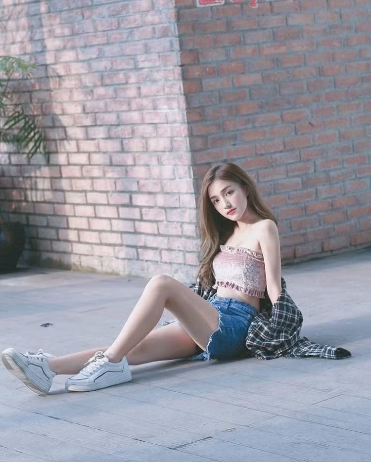 "Công việc ấy giúp em có thể đi đến những nơi mình mong muốn. Nhưng đó chỉ là ước mơ thôi. Hiện tại em vẫn nghĩ mình hợp hơn với chuyện kinh doanh", Uyên nói thêm.