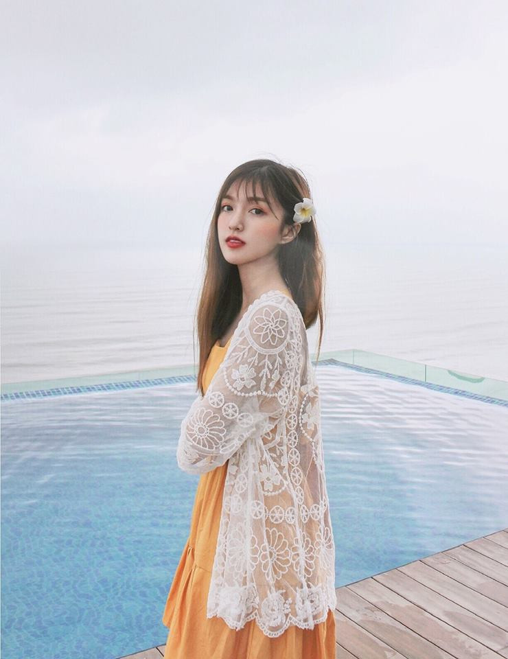 Mỹ Uyên chia sẻ: "Em không phải người Hàn Quốc cũng chẳng phải con lai. Ba mẹ em đều là người Việt Nam. Em cũng hay đọc được các bình luận nói mình giống con lai nhưng mỗi lần nghe xong em lại giải đáp thắc mắc thôi."