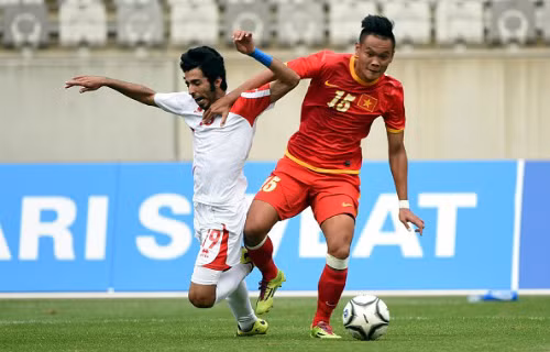 Ở vị trí hậu vệ trái, Mạnh Hùng bị chấn thương nên Minh Tùng sẽ là sự lựa chọn tối ưu nhất trong trận đấu sắp tới với U23 Malaysia. Minh Tùng từng đá hậu vệ trái của tuyển quốc gia, và với chiều cao 1m84 thì cầu thủ thuộc biên chế Than Quảng Ninh này chắc chắn sẽ là bức "tường thành" vững chãi án ngữ bên hành lang cánh của U23 Việt Nam.