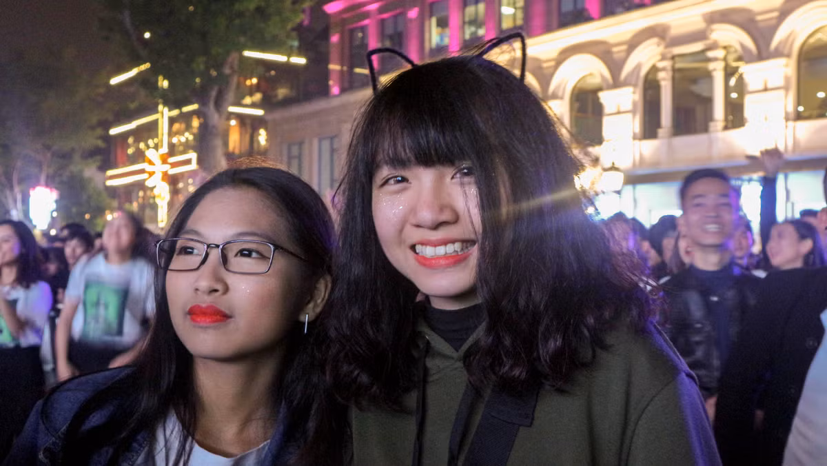 Một bạn nữ cực xinh đẹp với chiếc bờm tai mèo cực dễ thương.