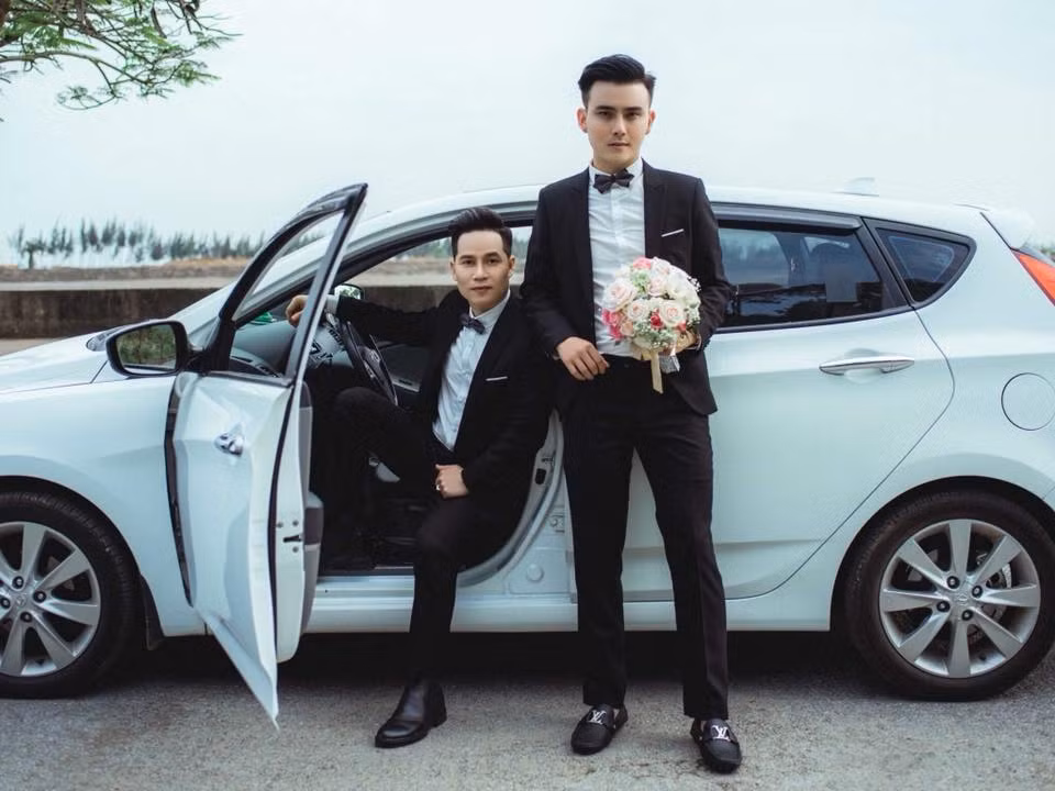 "Tình yêu là không phân biệt tuổi tác, giới tính, chỉ cần con tim hòa nhịp thì tình yêu đã muôn phần ý nghĩa rồi. Chúc hai bạn hạnh phúc", một tài khoản tên Minh Bái bình luận.