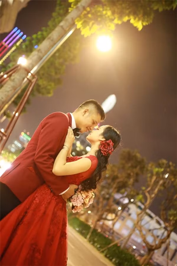 Khi cặp đôi thầy trò này quyết định đến với nhau đã có không biết bao người ghen tị. Những cô gái trẻ thì tị nạnh với Bích Hoài bởi đã chinh phục được một chàng thầy giáo đẹp trai, chững chạc và giỏi giang.