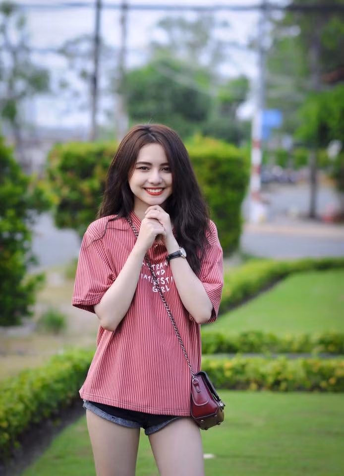 So sánh nhan sắc của hot girl Long An ở hiện tại với dung mạo năm cô nàng học lớp 9, có lẽ ít ai nhận ra hai gương mặt này là của một người. Ngân Quỳnh chia sẻ:"Hai bức ảnh đúng là khác nhau trời vực thiệt, so với hồi đó giờ mình đã tăng 8 kg và chăm sửa soạn make up hơn nên cũng khác xa hồi đó".