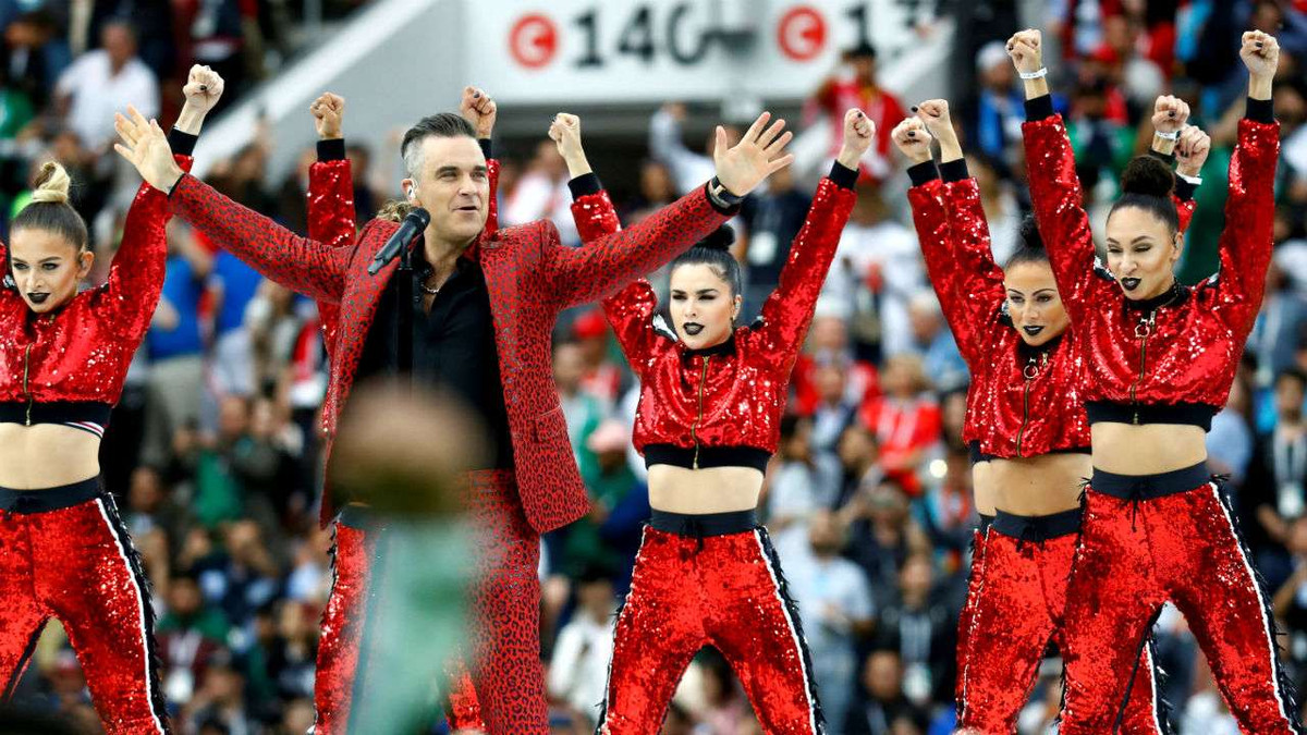 Việc giơ "ngón tay thối" trước ống kính vốn được xem là một cử chỉ thô tục trong văn hóa Tây phương. Tại một sự kiện lớn như Lễ khai mạc World Cup thì hành động được cho là thiếu kiềm chế của Robbie Williams đáng bị lên án.