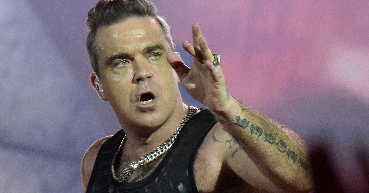 Sự bột phát và hành động "thô lỗ" của Robbie Williams đã vô tình trở thành hạt sạn rất to trong Lễ khai mạc cực hoàn chỉnh và độc đáo mà nước Nga muốn gửi tặng hàng tỷ người trên thế giới.