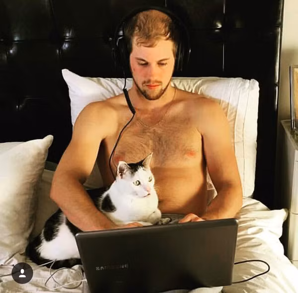 Chính vì vậy mà trào lưu trai đẹp chụp ảnh với mèo không chỉ khiến các chị em điên loạn mà nó còn đang khiến cả cộng đồng những người sử dụng Instagram phải nghiêng ngả.