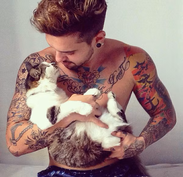 Dù cơ bắp cuồn cuộn nhưng trai đẹp vẫn nhẹ nhàng nâng đỡ bạn mèo đáng yêu.