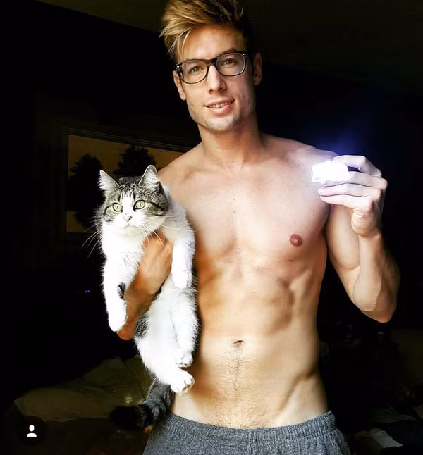 Rất ít những chàng trai nam tính như thế này lại sở hữu trái tim ấm áp nhất quả đất.