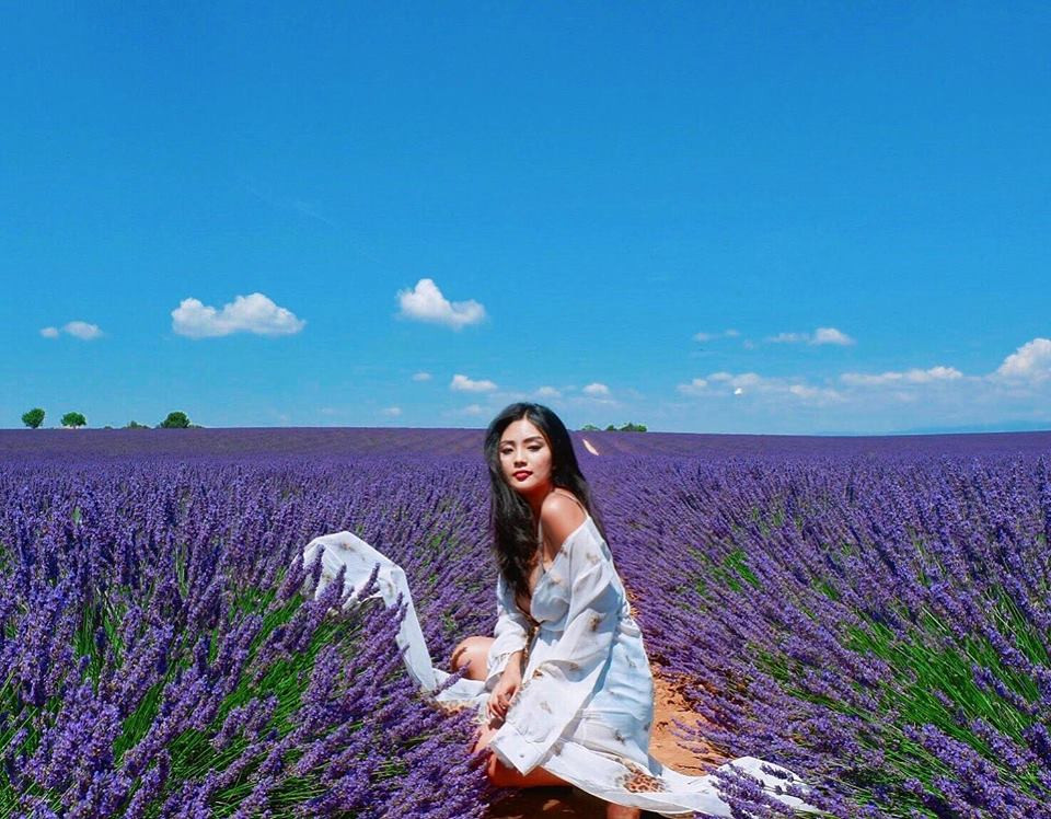 Phần bụng đã được photoshop để trông thon gọn hơn so với những bức ảnh chưa qua chỉnh sửa.