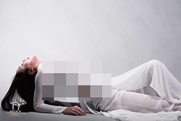 Bên cạnh đó, nhiều dân mạng cho rằng, những biểu cảm "ưỡn ẹo" của cô người mẫu cũng khiến bộ áo dài cũng như bộ ảnh đi sang hướng gợi dục nhiều hơn.