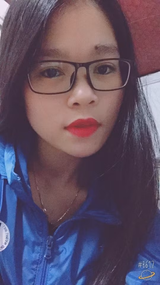 Bên cạnh ăn uống, cô bạn này còn tập thể dục. Nhật Lệ chia sẻ thêm rằng: "Có cách làm hơi tiêu cực là mặc áo mưa rồi chạy em cũng thực hiện. Cứ sáng sớm em dậy từ 5 giờ rồi mặc áo mưa tập khoảng tiếng rưỡi mỗi ngày. Vì ngại người ta thấy nên em mới tập sớm như vậy. Có ngày không chạy em lại nhảy dây".