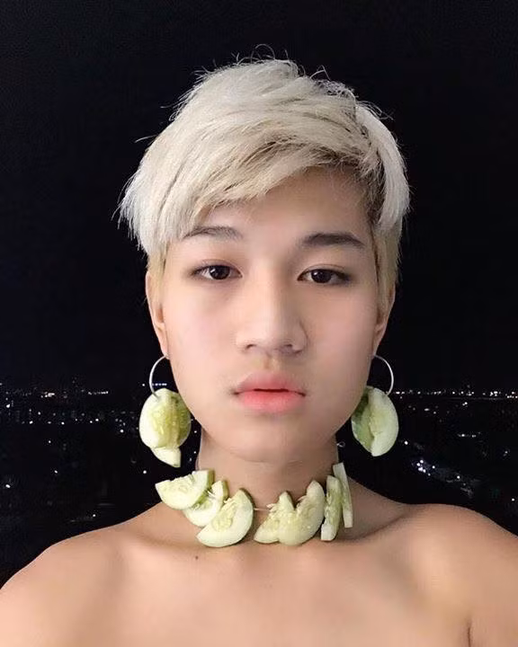 Chia sẻ với phóng viên, mẹ của Madaew cho biết, cậu luôn dành phần lớn thời gian để xem các chương trình về thời trang thay vì hoạt hình như những đứa trẻ khác.