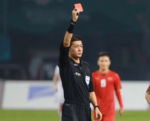 Tất nhiên, việc công tâm thôi chưa đủ, Trương Lôi còn là vị trọng tài này sở hữu ngoại hình rất điển trai. Vóc dáng cao, đôi mắt một mí đáng yêu cùng nét mặt cương nghị mỗi khi rút thẻ của trọng tài Trung Quốc làm fan nữ được phen rung rinh.