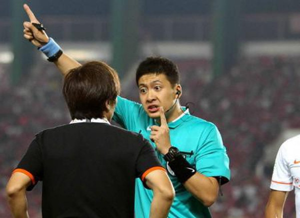 Sau nhiều giờ tìm kiếm, thông tin của vị trọng tài này đã lộ diện, đó là Trương Lôi (Zhang Lei).