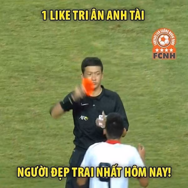 Chẳng phải bỗng nhiên mà cư dân mạng lại truy lùng danh tính của vị trọng tài này. Lý do đầu tiên phải kể đến là do sự công tâm và quyết đoán của trọng tài người Trung Quốc khi giữ vai trò là người "cầm còi" chính trận đấu loại trực tiếp có sự góp mặt của đội tuyển Olympic Việt Nam.