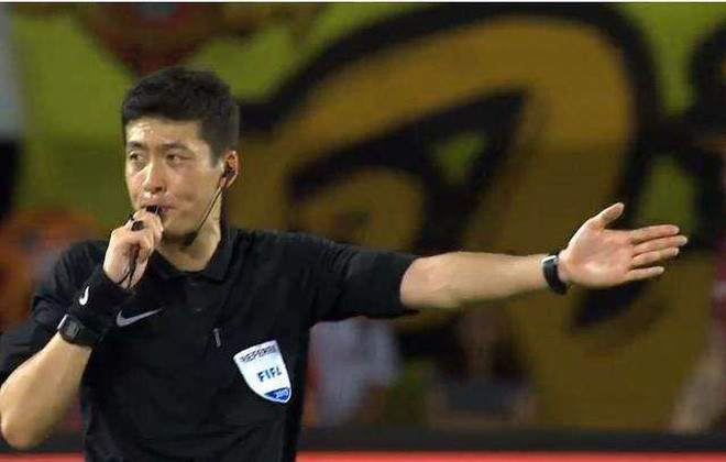 Năm 2009, Trương Lôi bắt đầu tham gia cầm còi ở giải Ngoại hạng Trung Quốc. Năm 2014, anh lên chức trọng tài chính và năm 2017 vừa qua, anh chính thức giành được tư cách trọng tài quốc tế của FIFA.