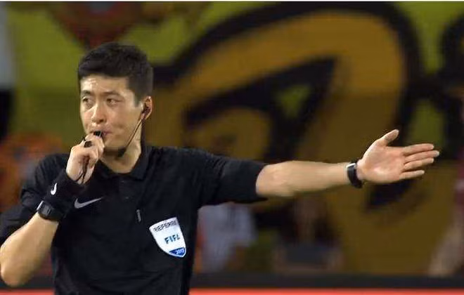 Năm 2009, Trương Lôi bắt đầu tham gia cầm còi ở giải Ngoại hạng Trung Quốc. Năm 2014, anh lên chức trọng tài chính và năm 2017 vừa qua, anh chính thức giành được tư cách trọng tài quốc tế của FIFA.