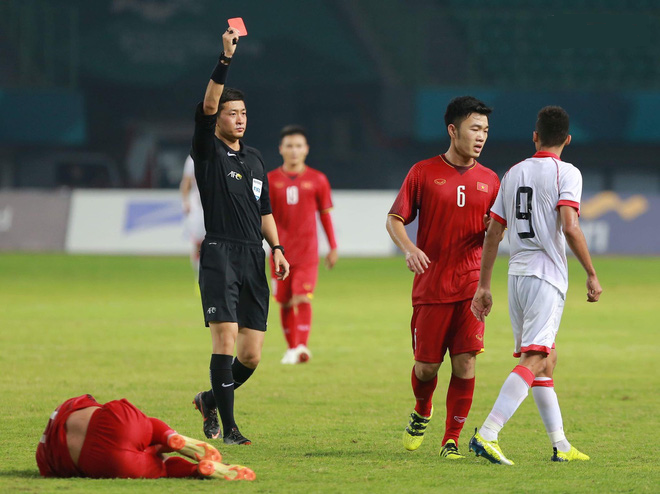 Trên rất nhiều fanpage bóng đá, người ta chẳng ngần ngại mà dành tặng vị trọng tài chính danh xưng "người đàn ông đẹp trai nhất trận" hay "trọng tài đẹp trai nhất quả đất".