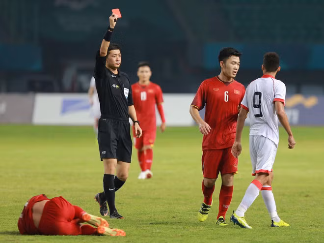 Trên rất nhiều fanpage bóng đá, người ta chẳng ngần ngại mà dành tặng vị trọng tài chính danh xưng "người đàn ông đẹp trai nhất trận" hay "trọng tài đẹp trai nhất quả đất".