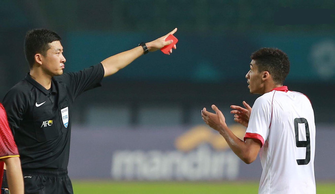 Được biết, trọng tài Trương Lôi sinh năm 1982 tại thành phố Đại Liên, tỉnh Liêu Ninh (Trung Quốc). Năm 2001, anh thi vào Đại học Thể dục thể thao Bắc Kinh, chuyên ngành Bóng đá, sau đó tham gia vào lớp đào tạo trọng tài đầu tiên của trường.