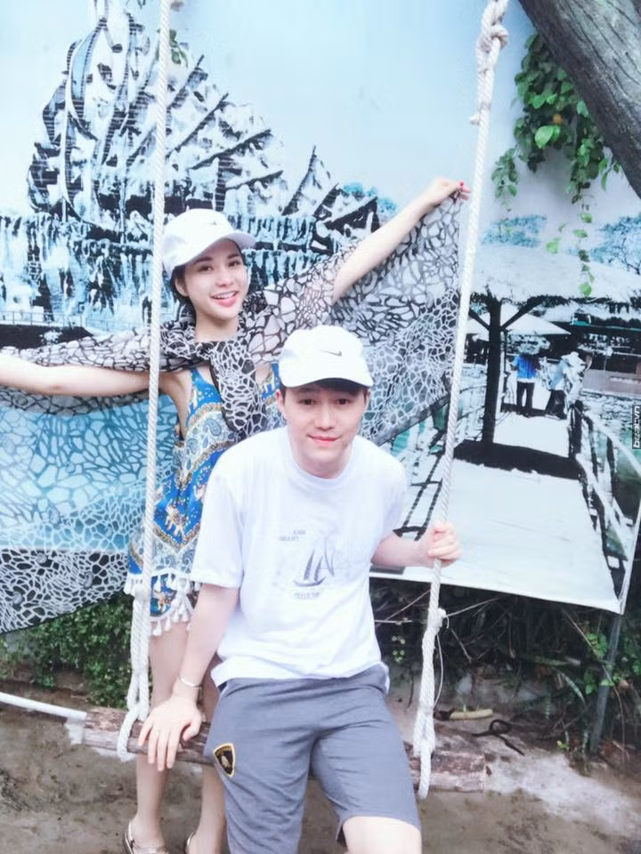 Thành viên có nickname Tunlee chia sẻ rằng:"Vô vọng thôi, điện thoại iPhone 7 dù chống được nước nhưng chắc chắn chỉ 1 thời gian là tắt ngóm khi giữa biển cả mênh mông thì khả năng tìm lại gần như là con số 0. Phải chăng đây là một hình thức câu view nổi tiếng mới".