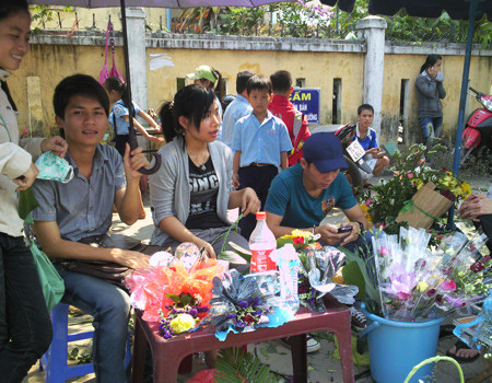 Theo bạn Hoàng Anh (sinh viên trường ĐH Luật Hà Nội): "Bọn mình đi nhập hoa về và tranh thủ dịp ngày Quốc tế phụ nữ để kiếm chút tiền để sinh hoạt. Bọn mình được rất nhiều các bạn sinh viên trong trường ủng hộ".