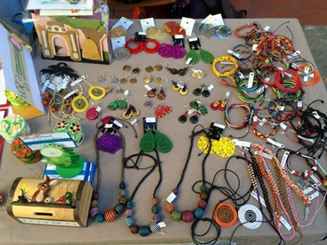 Ngoài những bông hoa, thì những chiếc vòng tay handmade cũng được khá nhiều các bạn trẻ mua để gửi tặng mẹ cũng như bạn bè mình trong ngày 8/3.